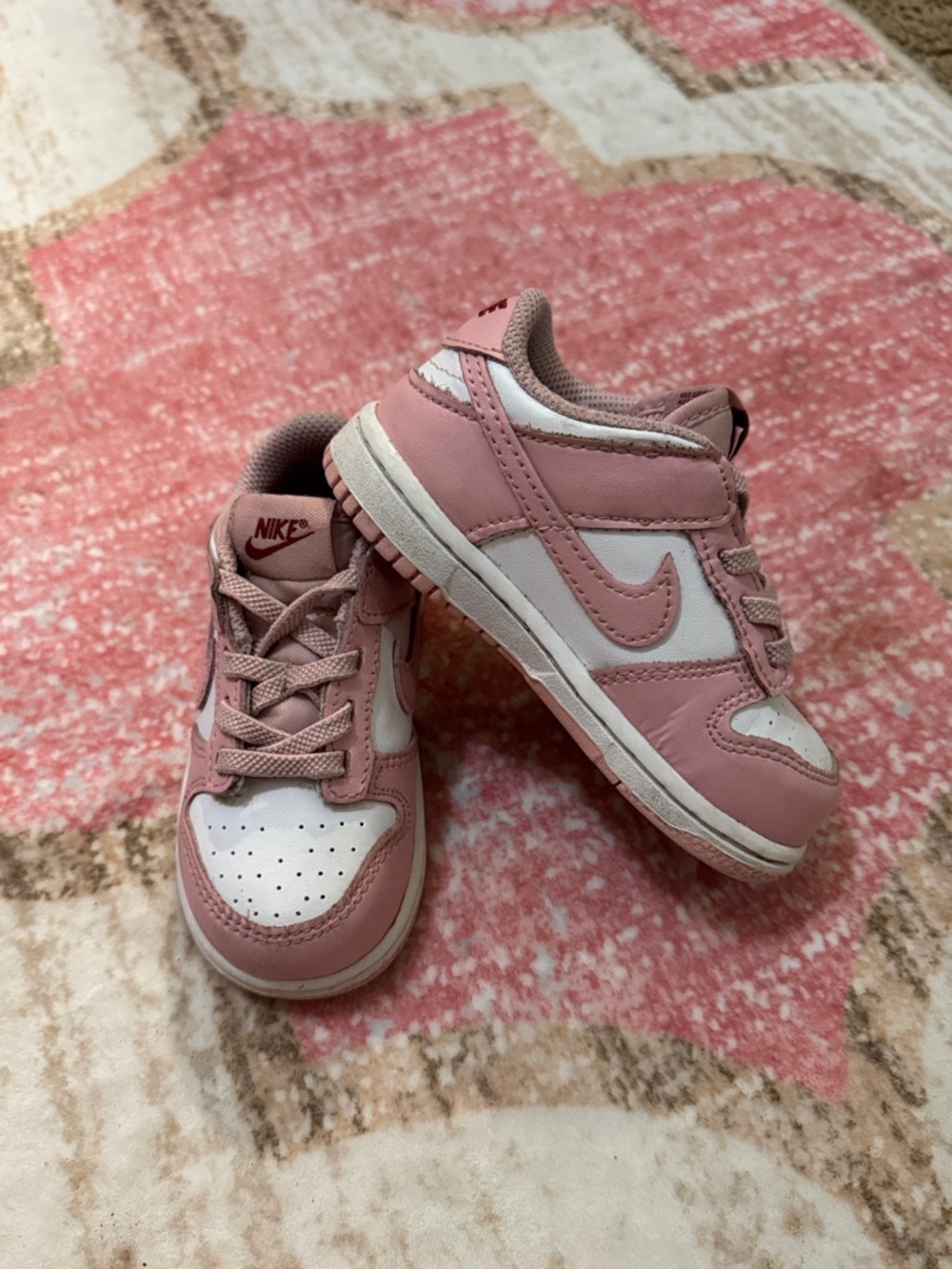 Nike Kids Low-Top Sneakers in Pink and White